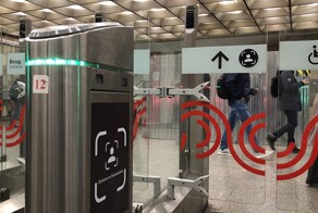 Безбилетник разбил створку турникета в метро