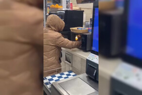 В одном из супермаркетов клиентка поставила в микроволновку непонятный прибор, который в итоге вспыхнул