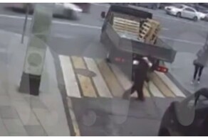 Девушка случайно зацепилась ногой за буксировочный трос
