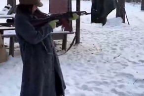 Китаянка потратила 260 000 рублей, чтобы пострелять из АК-47 и покататься на БТРе в России