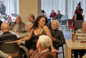 Помогали снимать нижнее бельё: жителям дома престарелых подарили стриптиз