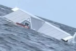 Рыбак заметил дом, плавающий посреди моря