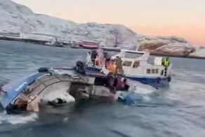 Прогулочное судно с пассажирами перевернулось в Баренцевом море