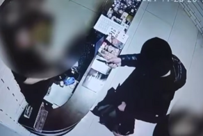 «К вам пожаловал маньяк»: в Краснодаре мужчина с ножом ограбил секс-шоп и поплатился