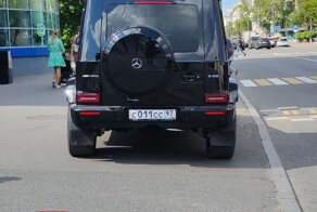 Тротуар - не место для стоянки. С начала года в Москве эвакуировали более 1,5 тысяч люксовых авто