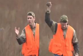 Мужчина поймал птицу рукой