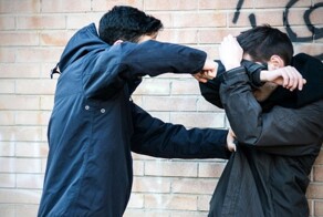 В Тыве девятиклассники устроили драку, чтобы поздравить классную руководительницу