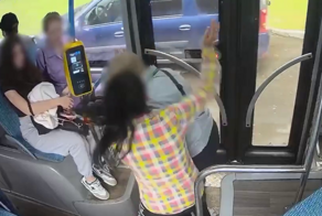 Приезжую отправили в колонию за нападение на контролёра в автобусе