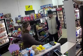 Санкт-Петербурге кассирша продуктового завыла сиреной и помогла задержать грабителя