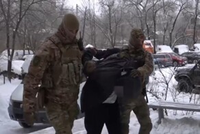 В Хабаровске уроженец Узбекистана ударил сотрудницу МВД и заработал жесткое задержание ОМОНом