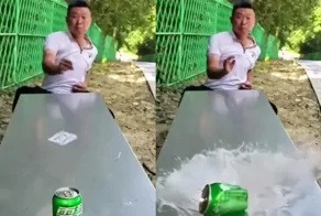 Мужчина метает игральные карты как сюрикэны