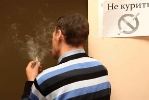 В Госдуме захотели запретить гражданам курить на ходу