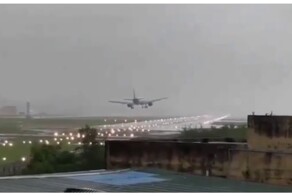 Неудачная попытка посадки самолёта при сильном ветре
