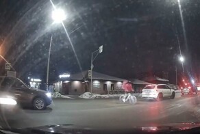 На велосипеде по пешеходному переходу