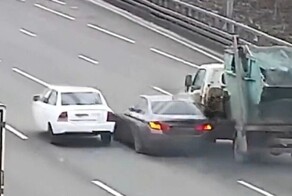 Диарейщик на BMW устроил ДТП на МКАДе