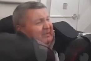 «Ты себя-то видел?»: пьяный помощник депутата Госдумы устроил скандал в самолёте