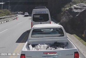 Огромный камень раздавил автомобиль в Перу