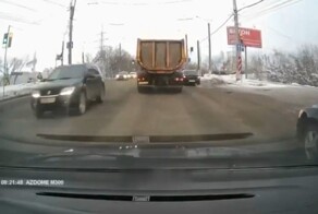 Езда в мёртвой зоне грузовика с неожиданным финалом