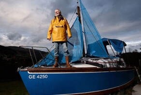 "Я не сумасшедший": мужчина совершил кругосветное путешествие на яхте по суше