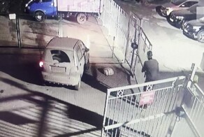 В Екатеринбурге курьер сломал автоматизированные ворота, которые повредили его автомобиль