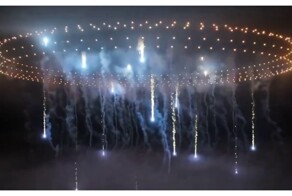 Эффектное шоу дронов с фейерверками в Китае