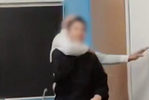 В Уфе педагог не выдержал проделок зумера, взял его на удушающий и вытолкал из кабинета