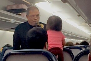 Мужчина сыграл на саксофоне праздничные песни и разрядил обстановку на борту задержанного рейса