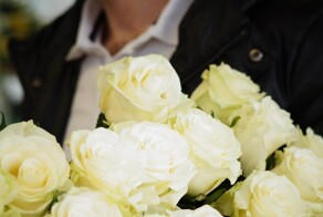 Обратная сторона романтики: парень любил дарить девушке белые розы, но есть нюанс