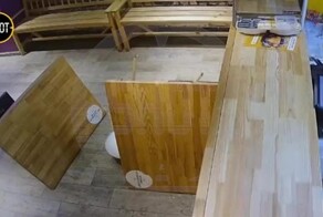 В Уфе женщина устроила погром в кафе