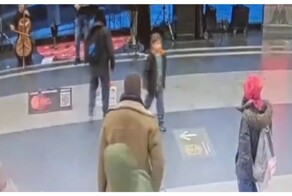 Мужчина попытался забрать деньги музыкантов в метро