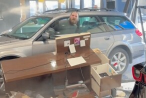 Требовал вернуть деньги: разъярённый покупатель протаранил на машине автосалон