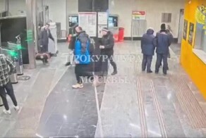 Пьяный торопыга разбил створку турникета на станции метро в Москве