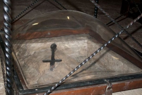 Меч в скале (3 фото)