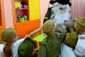 В детском саду Кемеровской области провели «фронтовой новый год» с Дедом Морозом в образе партизана
