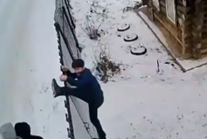«Где на шпагат научился садиться?»: в Башкирии мужик попытался перемахнуть через забор и два часа висел на нём вниз головой