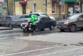 В Ростове буйный курьер на скутере ногой разбил лобовуху «Приоры», которая задела его на дороге
