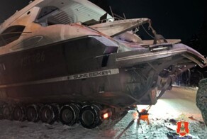 Микроавтобус столкнулся с яхтой в Тверской области