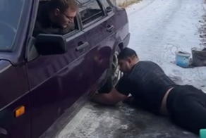 "Это экзамен на получение российского гражданства?": в соцсетях удивляются бессмысленным "подвигам" странного мужчины