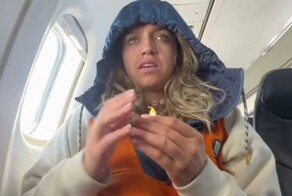 Реакция девушки на раздачу свечей бортпроводниками в самолёте, незадолго до начала турбулентности