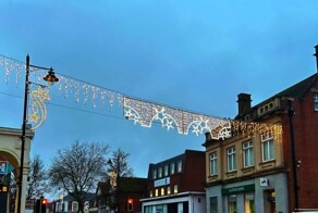 Украшения к Рождеству в одном из городов высмеяли за сходство с нижним бельём