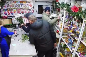 Парочка стащила из цветочного магазина мягкие игрушки