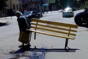 Пенсионерка украла скамейку