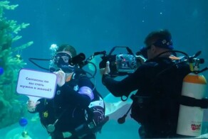Пара влюбленных сыграла свадьбу под водой в Москве