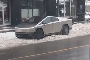 Tesla Cybertruck умудрился застрять в неглубоком снегу
