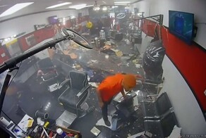 Пробил 4 стены и насквозь проехал парикмахерскую