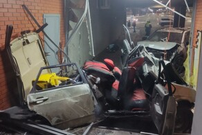 Впечатал автомобиль в стену