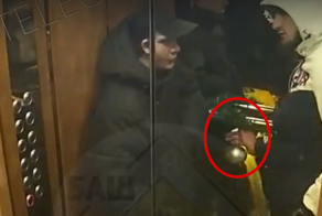 Курьер стащил ёлочную игрушку при доставке заказа