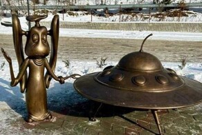 Власти Дальнегорска отказались по просьбе священника демонтировать памятник инопланетянину Ушану