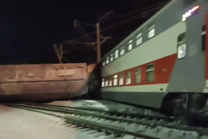 Пассажирский поезд столкнулся с грузовым в Мурманской области