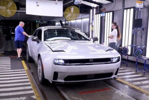 Dodge показал, как на заводе собирают электрические спорткары